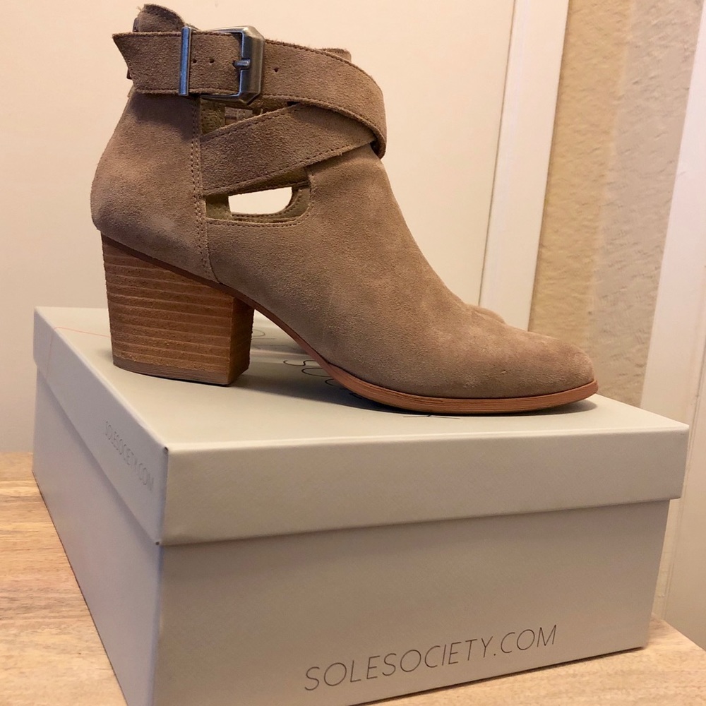 🔺 SOLD 🔺 Sole Society Suede Taupe Bootie Size 7